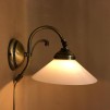 Vägglampa jugend med stor opalvit skomakarskärm