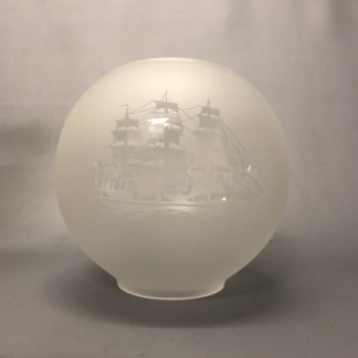 65 mm - Kupa 135 mm dansk klot frostat med skepp (Kupa till fotogenlampa) - Kupa liten 10'''(65 mm)  helfrostad med fullriggare
