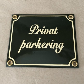 Emaljskylt: Privat parkering - Skylt i vagnsgrön emalj: Parkering förbjuden