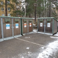 I kärlskåpen slängs förpackningsmaterial
