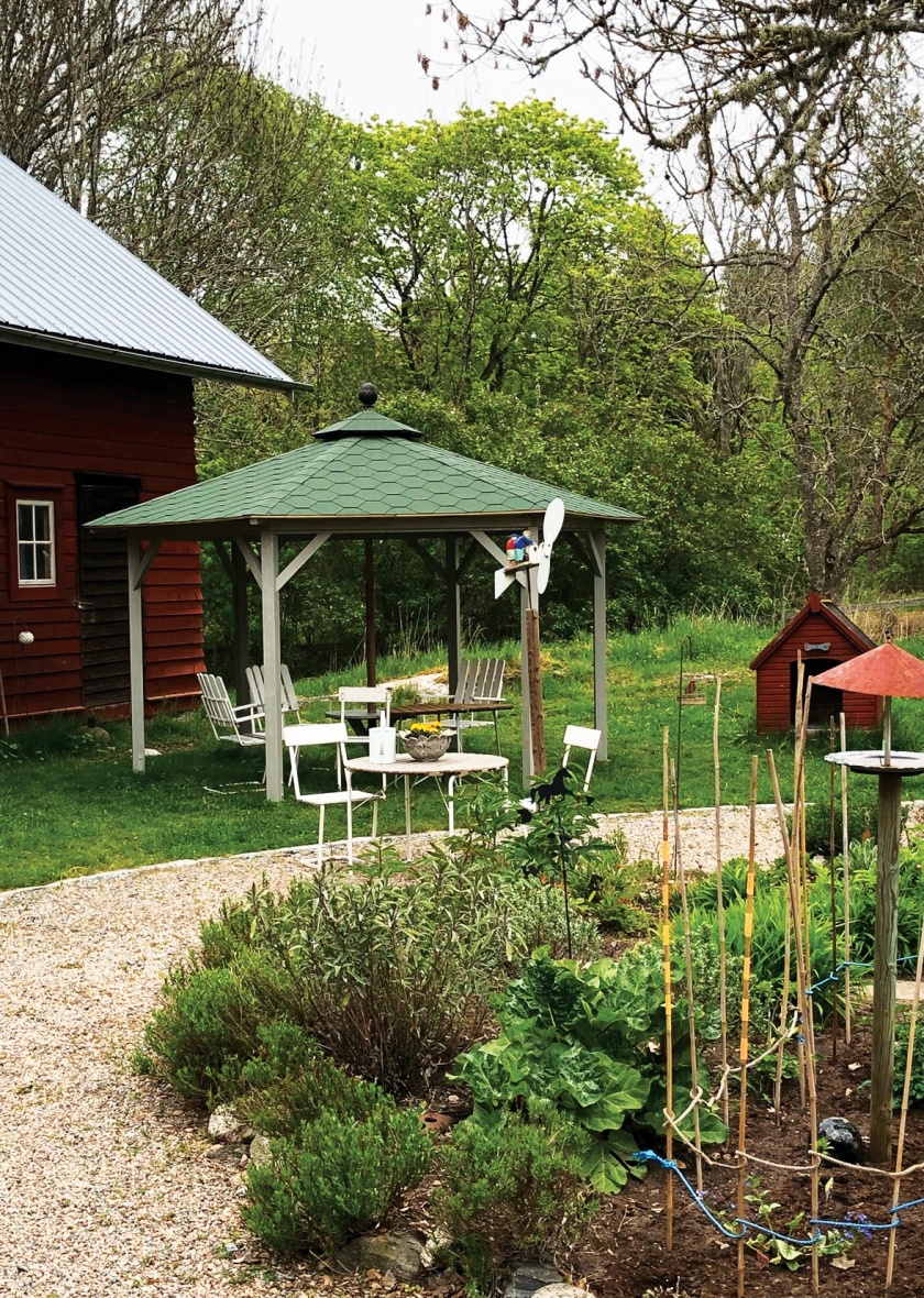 Nu finns det massor av tid att t ex snickra en paviljong. Jag tycker aldrig parasollen räcker till. Nu finns det massor av tid att t ex snickra en paviljong. Jag tycker aldrig parasollen räcker till.