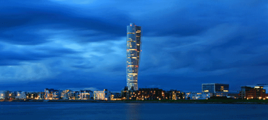 Turning Torso i Malmö med 54 våningar, 27.000 kvm skulle ge 900 st bostadsrätter om 30 kvm. Om två bor i varje lägenhet skapas bostad åt 1.800 människor. Turning Torso i Malmö med 54 våningar, 27.000 kvm skulle ge 900 st bostadsrätter om 30 kvm. Om två bor i varje lägenhet skapas bostad åt 1.800 människor.