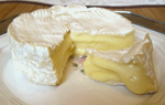 Bild ovan: Camembert (skillnaden mellan en Camembert och en Brie är dess vikt och tillverkningsort, en Brie tillverkas öster om Paris vid orten Meaux i 3 kg, medan en Camembert tillverkas i Normandie Bild ovan: Camembert (skillnaden mellan en Camembert och en Brie är dess vikt och tillverkningsort, en Brie tillverkas öster om Paris vid orten Meaux i 3 kg, medan en Camembert tillverkas i Normandie