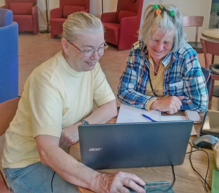Två glada damer som uppskattar Seniornet. Två glada damer som uppskattar Seniornet.