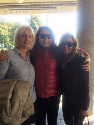 Jag , Mami (Toshis högra hand) och petra (canisnova hundsalong) vi bodde på samma hotell. bara ett av alla undebara minnen från Italien Jag , Mami (Toshis högra hand) och petra (canisnova hundsalong) vi bodde på samma hotell. bara ett av alla undebara minnen från Italien