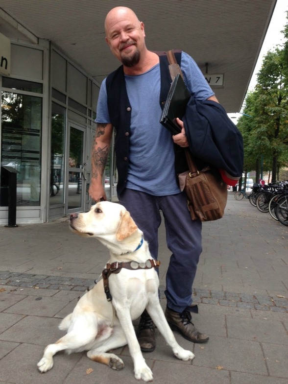 När man får träffa Anders Bagge från Idol-juryn blev det guldbiljett direkt för labradoren Pompe!