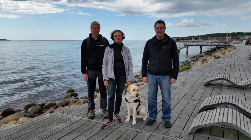 Anette från DISA vid havet i Helsingborg med Pekka och Janne från ledarhundskolan i Finland, Opaskoirakoulu och fina labradoren Assar, i träning till ledarhund.
