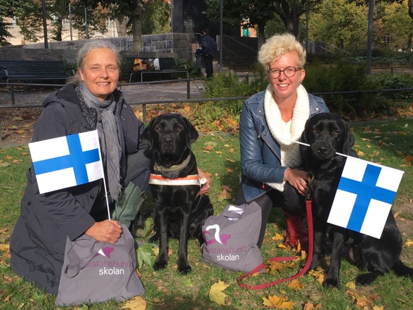 Anette med Ellie och Carin med Maja, som stolt bär den finska flaggan i munnen.