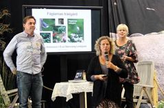 Trädgårdsjournalisten Gunnel Carlson introducerar Niklas Aronssons och mitt föredrag på Bokmässan i Göteborg. Trädgårdsjournalisten Gunnel Carlson introducerar Niklas Aronssons och mitt föredrag på Bokmässan i Göteborg.