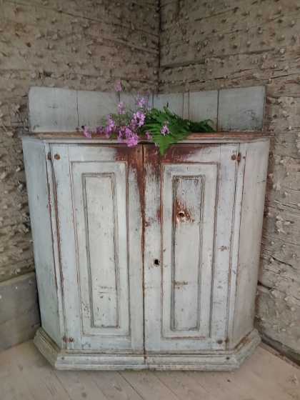 Corner cupboard. More pictures on next page "Bilder/Pictures"!