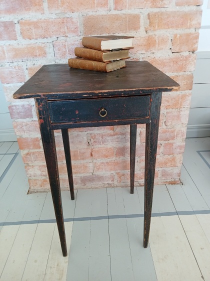 Gustavian table. More pictures on next page "Bilder/Pictures"!