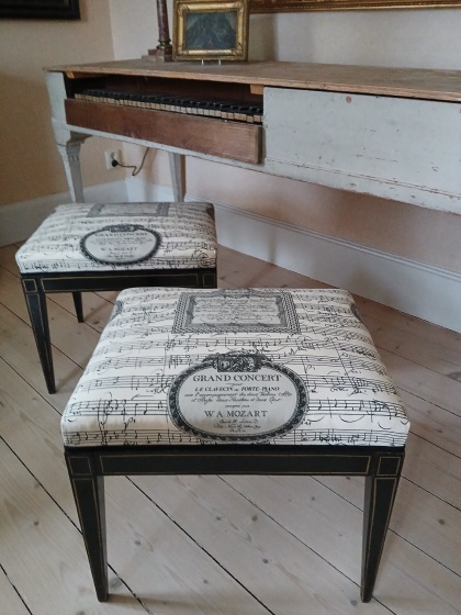 Taburetter nyomklädda. Se bilder på de flesta av våra objekt under fliken "Bilder"