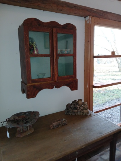 Vitrinskåp. Se bilder på de flesta av våra objekt under fliken "Bilder"