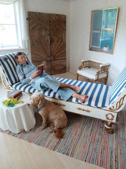 Empirbänk, daterad 1815 med proveniens Gripenbergs Slott - ett bra ställe att vila upp sig på. Se bilder med mått på de flesta av våra objekt under fliken "Bilder"