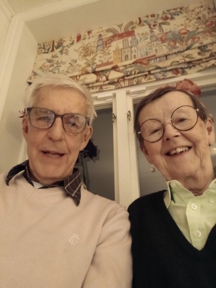 Två glada antikhandlare hälsar er välkomna! Se bilder med mått på de flesta av våra objekt under fliken "Bilder"