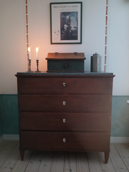 Chest of drawers and a small desk. You will find photos and measures on most of our objects on next page "Bilder/Pictures"!