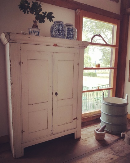 Country style cupboard. More pictures on next page "Bilder/Pictures"!