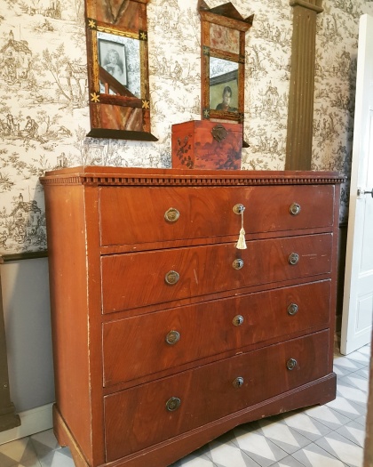 Gustavian chest of drawers. Pair of mirrors, so called "glasmästarspeglar". More pictures on next page "Bilder/Pictures"! Gustavian chest of drawers. Pair of mirrors, so called "glasmästarspeglar". More pictures on next page "Bilder/Pictures"!