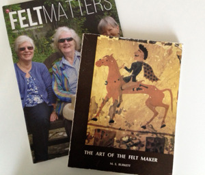 Mary Burkett ihop med Sheila Smith (vänster) och Inge Evers (höger) på omslaget till FeltMatters i samband med Marys 90-årsdag. Framför ser du omslaget till hennes bok The Art of Felt Makers. Mary Burkett ihop med Sheila Smith (vänster) och Inge Evers (höger) på omslaget till FeltMatters i samband med Marys 90-årsdag. Framför ser du omslaget till hennes bok The Art of Felt Makers.