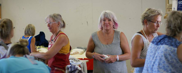 Gunilla Östbom (andra från höger) lär ut teknik för att skapa intressanta strukturer. (Foto: Anneli Richardsson) Gunilla Östbom (andra från höger) lär ut teknik för att skapa intressanta strukturer. (Foto: Anneli Richardsson)