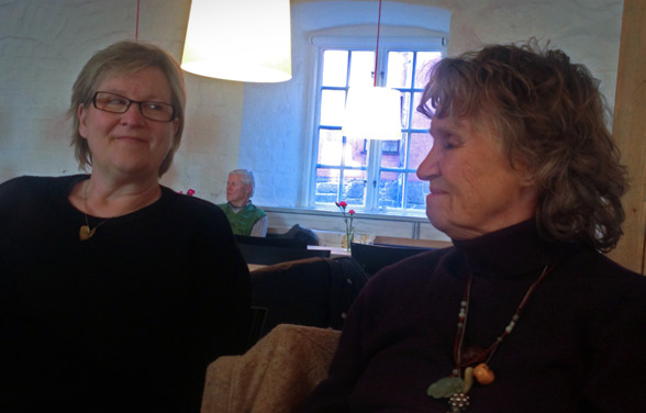 Annhelen Olsson verksamhetsansvarig för Hemslöjden Landskrona, till vänster, och Kerstin Paradis Gustafsson, till höger, samtalar i samband med planeringen av det internationella filtningsmötet i Land Annhelen Olsson verksamhetsansvarig för Hemslöjden Landskrona, till vänster, och Kerstin Paradis Gustafsson, till höger, samtalar i samband med planeringen av det internationella filtningsmötet i Land
