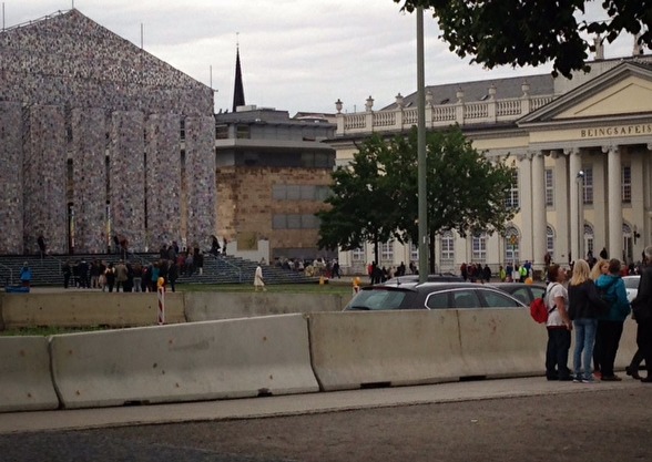 Den gulvita byggnaden till höger är Fridericianum som under alla år varit centrum för Documenta. Verket till vänster heter Parthenon of Books gjort av Marta Minujín. Den gulvita byggnaden till höger är Fridericianum som under alla år varit centrum för Documenta. Verket till vänster heter Parthenon of Books gjort av Marta Minujín.