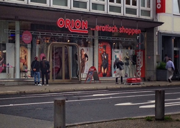 Shoppen mitt emot. Shoppen mitt emot.