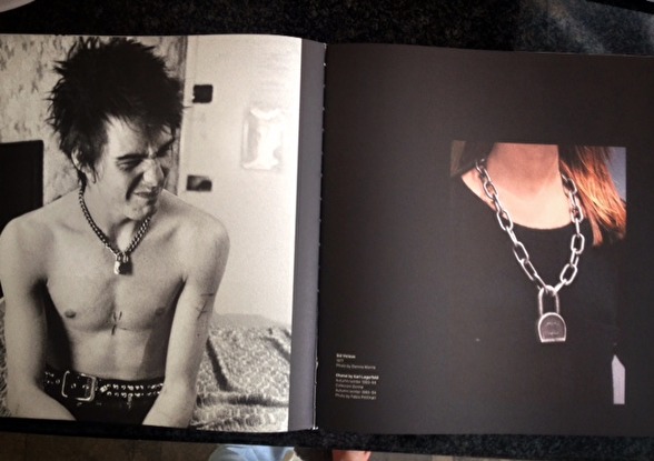 Sid Vicious tog ett vanligt hänglås och hängde runt halsen. Femton år sedan gör Chanel en modevariant som troligen hade en annan prislapp. Bra exempel på hur revolt och DIY blivit streamline. Sid Vicious tog ett vanligt hänglås och hängde runt halsen. Femton år sedan gör Chanel en modevariant som troligen hade en annan prislapp. Bra exempel på hur revolt och DIY blivit streamline.