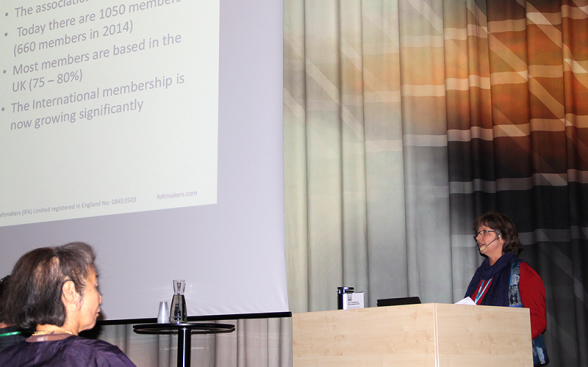 Johanna Rösti, President of International Feltmakers, berättar och informerar om föreningen. Johanna Rösti, President of International Feltmakers, berättar och informerar om föreningen.