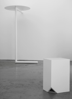 CUT, Skulptur i vitlackat trä. 2015. 50x33x26 cm. IC, skulptur i vitlackat trä, 2015, 203x131x1164 cm. Foto: Per Fredin. CUT, Skulptur i vitlackat trä. 2015. 50x33x26 cm. IC, skulptur i vitlackat trä, 2015, 203x131x1164 cm. Foto: Per Fredin.