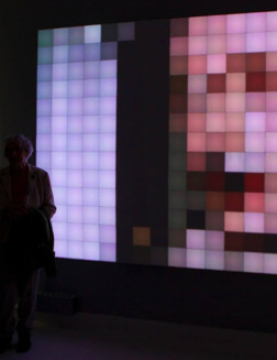 TWEET TWEET TWEET (2016) LED-skärm 13 x 20 pixlar, 185 x 284 cm, loop 19:12 min TWEET TWEET TWEET (2016) LED-skärm 13 x 20 pixlar, 185 x 284 cm, loop 19:12 min