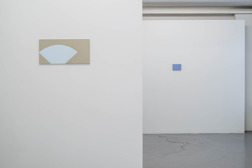 Gå den till mötes. Charlotte Jönsson. Installationsbild 2016. Blå målning #6. 2016 olja på pannå 26,4 x 48 cm. Berättaren. 2016. Olja på mdf. 18,3x12x3 cm. Foto: Jean-Baptiste Beranger. Gå den till mötes. Charlotte Jönsson. Installationsbild 2016. Blå målning #6. 2016 olja på pannå 26,4 x 48 cm. Berättaren. 2016. Olja på mdf. 18,3x12x3 cm. Foto: Jean-Baptiste Beranger.