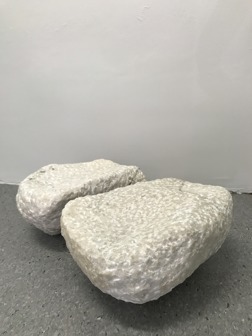 I SHOWROOM: Lone Larsen: "Arnolfinis tofflor", huggen marmor, diptyk, 2x (l) 22 cm, (b) 23 cm, (h) 17 cm I SHOWROOM: Lone Larsen: "Arnolfinis tofflor", huggen marmor, diptyk, 2x (l) 22 cm, (b) 23 cm, (h) 17 cm