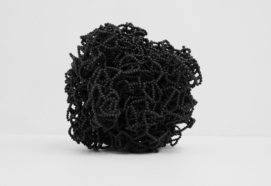 16 287 punkter. 2018. träpärlor, snöre, akryl. Höjd 38 cm 16 287 punkter. 2018. träpärlor, snöre, akryl. Höjd 38 cm
