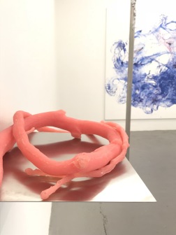 Monica Höll. 2018. Kastanje rouge, hylla i rostfritt stål 43x33 cm, skulptur l 230 cm i silikon Monica Höll. 2018. Kastanje rouge, hylla i rostfritt stål 43x33 cm, skulptur l 230 cm i silikon