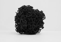 Helén Svensson. 16 287 punkter. 2018. träpärlor, snöre, akryl. Höjd 38 cm Helén Svensson. 16 287 punkter. 2018. träpärlor, snöre, akryl. Höjd 38 cm