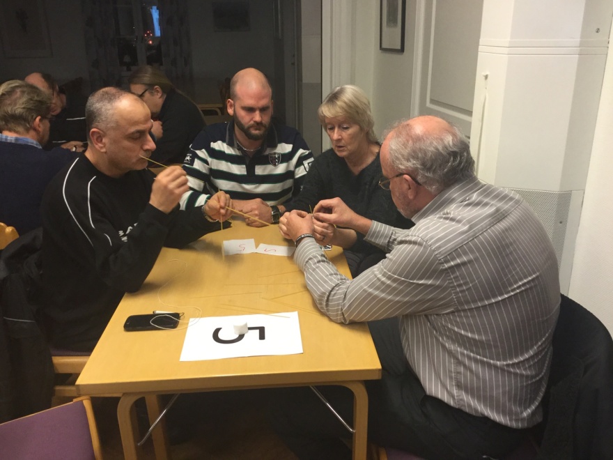 Joseph, Andreas, Ulla och Dahn tar sig an Marshmallow challenge...