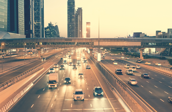 Skyskrapor och broar på motorvägen Sheikh Zayed Road. Dubai har en av världens värsta vägar i förhållande till antalet döda. Skyskrapor och broar på motorvägen Sheikh Zayed Road. Dubai har en av världens värsta vägar i förhållande till antalet döda.