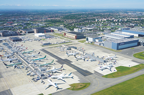Vy över Airbus-fabriken som ligger intill Toulouse Blagnacs internationella flygplats Vy över Airbus-fabriken som ligger intill Toulouse Blagnacs internationella flygplats