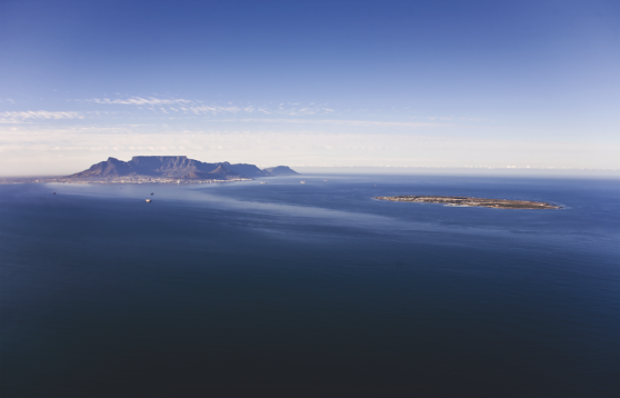 Robben Island med Table Mountain syns i fjärran, Kapstaden. Robben Island med Table Mountain syns i fjärran, Kapstaden.