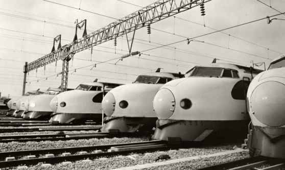 Shinkansen-tåg uppställda på banvallen i Fukuoka 1975 Shinkansen-tåg uppställda på banvallen i Fukuoka 1975