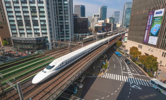 Magnetisk levitation (maglev) är en metod, med vilken ett objekt hålls suspenderat utan annat stöd än magnetfält. Magnetiskt tryck utnyttjas för att motverka de gravitationella effekterna och andra accelerationer. Magnetisk levitation (maglev) är en metod, med vilken ett objekt hålls suspenderat utan annat stöd än magnetfält. Magnetiskt tryck utnyttjas för att motverka de gravitationella effekterna och andra accelerationer.