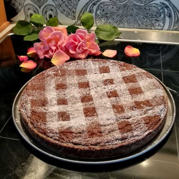 En rutig kladdkaka får du om du lägger remsor av smörpapper och ströar med florsocker