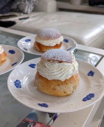 Semlor på fat ur serien Blå Blom från Gustavsberg