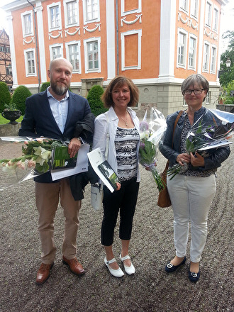 2017 års samtliga Nils Karleby-stipendiater vid utdelningsceremonin på Kulturen i Lund: ortnamnsforskaren Ola Svensson, historikern Bonnie Clementsson och etnologen Caroline Ranby. 2017 års samtliga Nils Karleby-stipendiater vid utdelningsceremonin på Kulturen i Lund: ortnamnsforskaren Ola Svensson, historikern Bonnie Clementsson och etnologen Caroline Ranby.