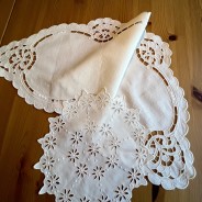 Två fina handbroderade linnedukar
