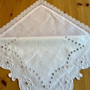 Två vackra handbroderade linnedukar.