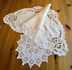 Två fina handbroderade linnedukar - Två vackra vitbroderi dukar
