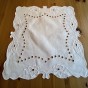 Två vackra handbroderade linnedukar.