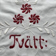 En fint handbroderad tvättpåse